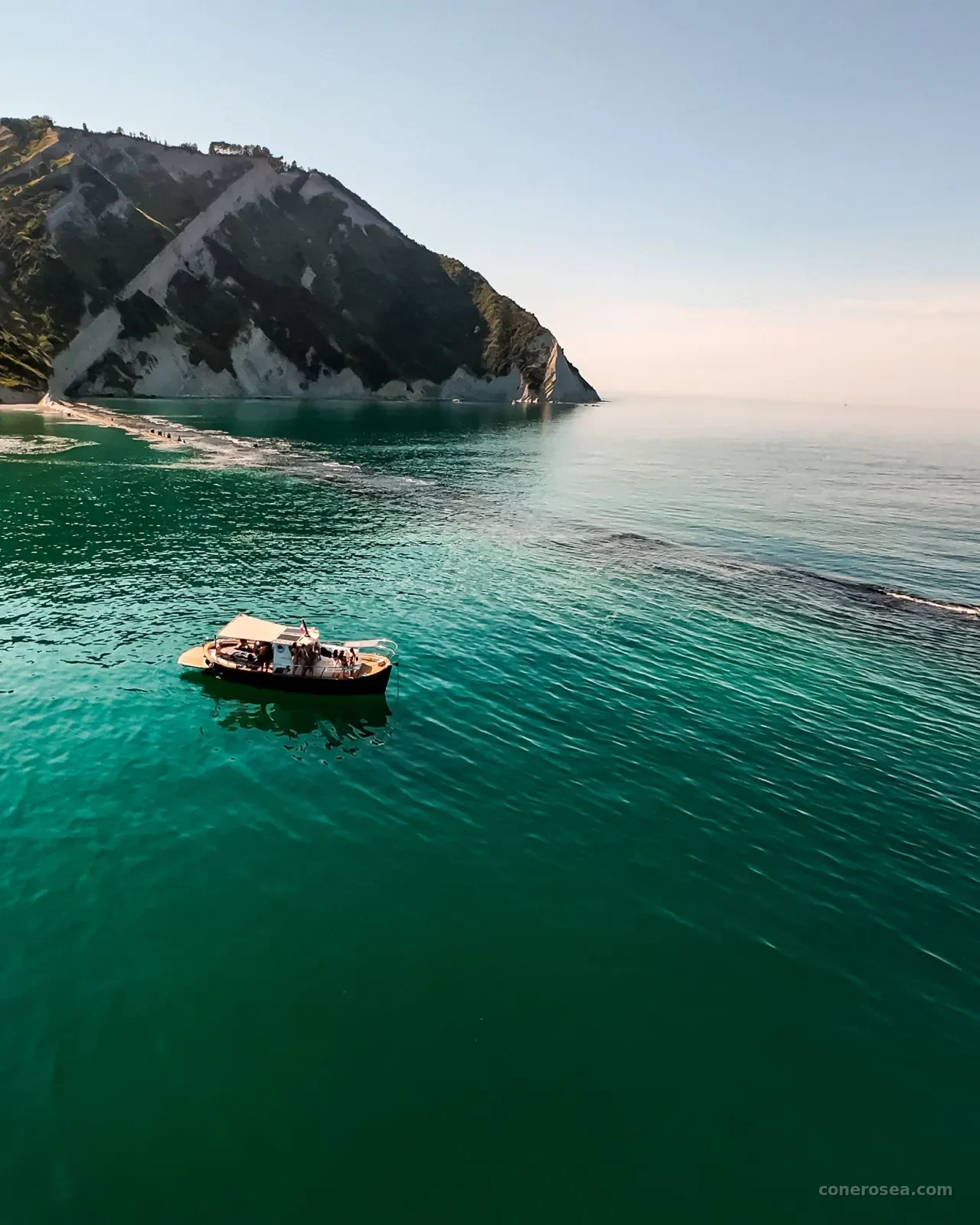 La barca di Conero Sea all'ancora nella Baia dei Gabbiani