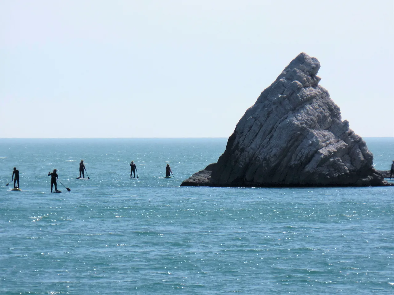 Lo Scoglio della Vela di Portonovo che emerge dal mare — foto Claudio.stanco (Wikimedia Commons, CC BY-SA 4.0)